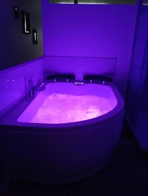 Sejour Sauna Et Jacuzzi Cocon ラ・ロッシュ＝シュル＝ヨン エクステリア 写真