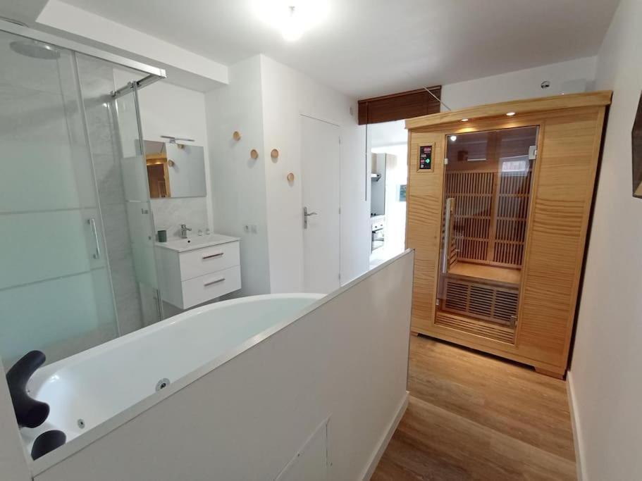 Sejour Sauna Et Jacuzzi Cocon ラ・ロッシュ＝シュル＝ヨン エクステリア 写真